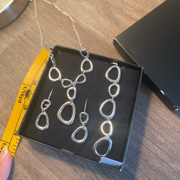 Costume Jewelry Set - New In Box - Picture 3 of 4